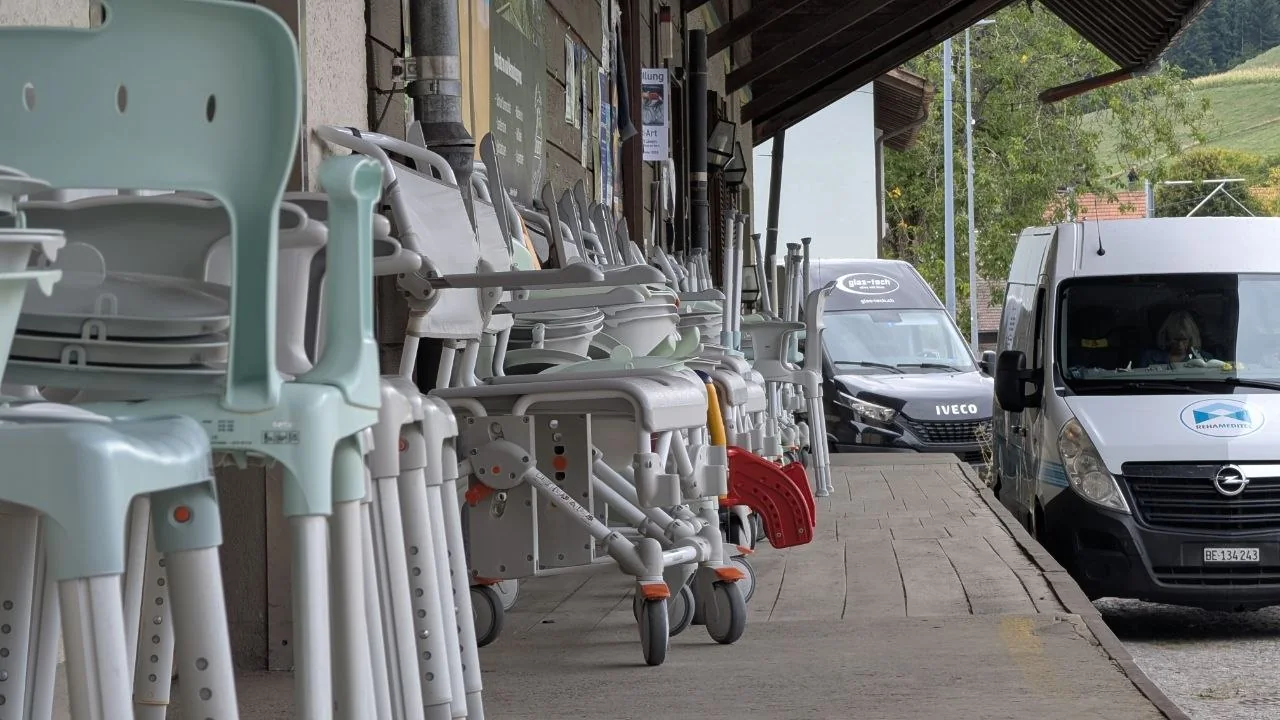 Medizinische Stühle und Transportfahrzeuge im Freien