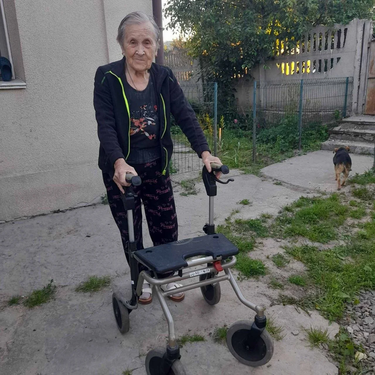 Eine Frau mit einem Rollator