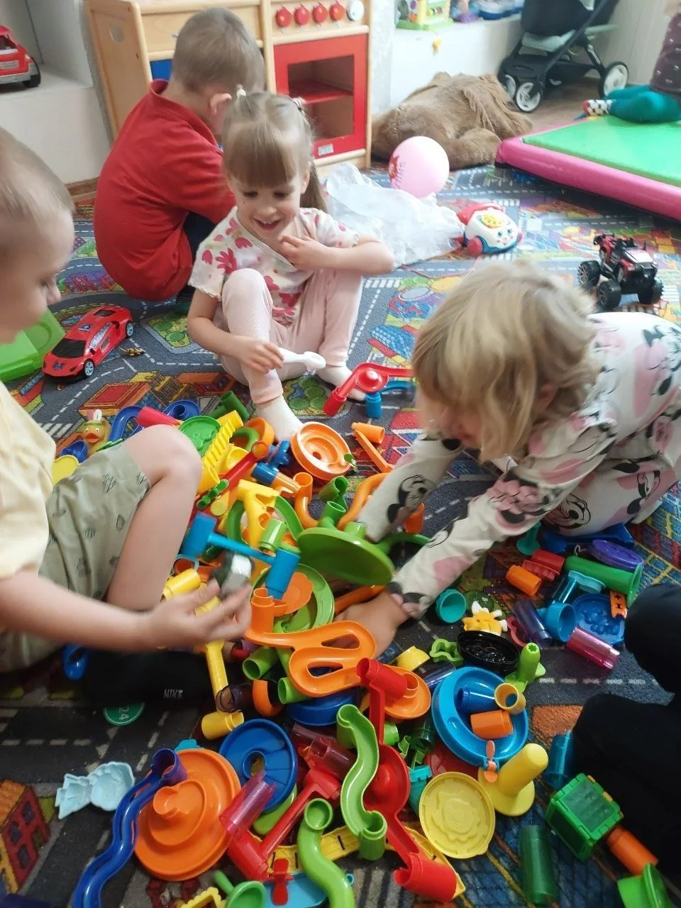 Kinder spielen gemeinsam mit buntem Spielzeug